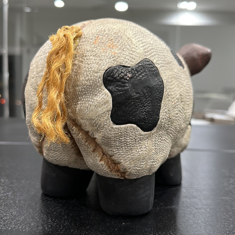 Stitched Burlap Effect Ceramic Pig Statue - Picture 6 of 12